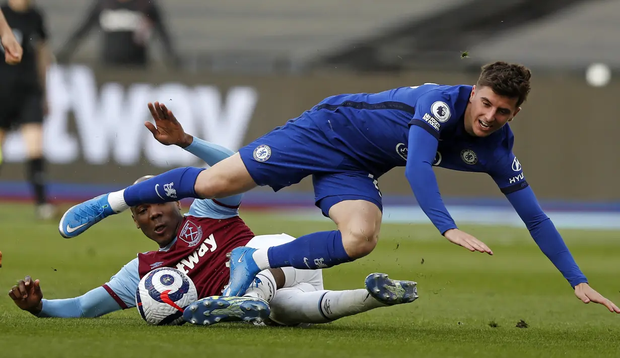 Gelandang Chelsea, Mason Mount (atas) dan bek West Ham United, Angelo Ogbonna terjatuh saat perebutan bola dalam laga lanjutan Liga Inggris 2020/2021 pekan ke-33 di The London Stadium, London, Sabtu (24/4/2021). Chelsea menang 1-0 atas West Ham. (AFP/Alastair Grant/Pool)