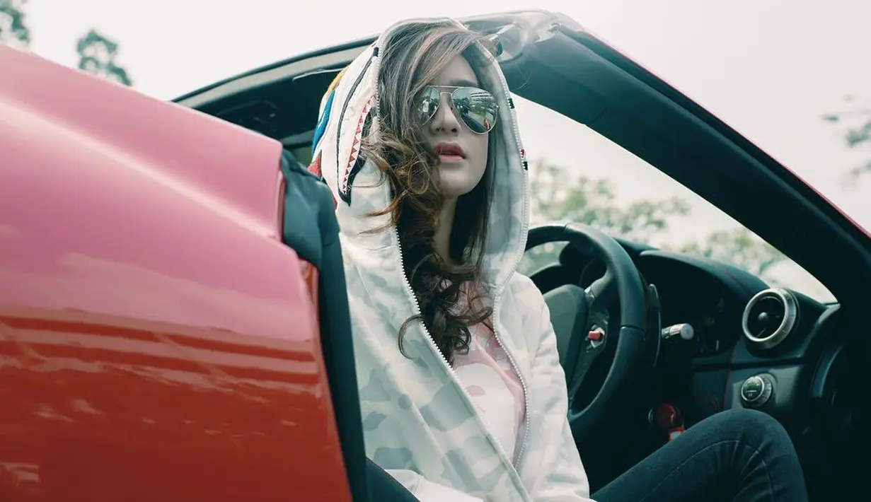 Duduk berada di bangku supir sebuah mobi mewah, tampilan Salshabilla ini keren banget. Memakai hoodie bermotif army, Salshabilla membiarkan rambutnya terurai dan pastinya memakai kacamata trendynya. (Instagram/salshabillaadr)