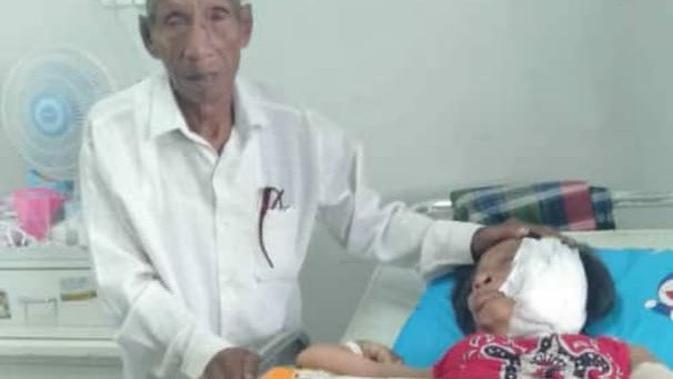 Kakek Tahir dan istrinya, Nuru saat di rumah sakit.(Liputan6.com/Ahmad Akbar Fua)