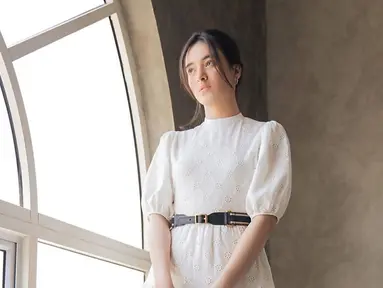 Bukan kali pertama Mawar Eva de Jongh menjadi brand ambassador produk kosmetik. Namun sampai saat ini ia menjadi aktris yang telah menjadi BA dari empat produk kosmetik yang populer di Indonesia. Banyak para kaum hawa pun mengidolakannya karena parasnya yang menawan. (Liputan6.com/IG/@mawar_eva)