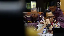Kapolri Jenderal Tito Karnavian menghadiri Rapat Kerja dengan Komisi III DPR RI, Jakarta, Senin (17/7). Rapat t membahas mengenai isu terkini di antaranya penemuan sabu 1 ton di Serang, pembacokan ahli IT Hermansyah. (Liputan6.com/Johan Tallo)
