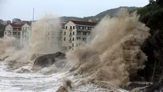 Pemandangan saat ombak besar yang diakibatkan terpaan Topan Maria menghantam tembok di pantai dekat Wenling, Provinsi Zhejiang, China, Rabu (11/7). (AFP)