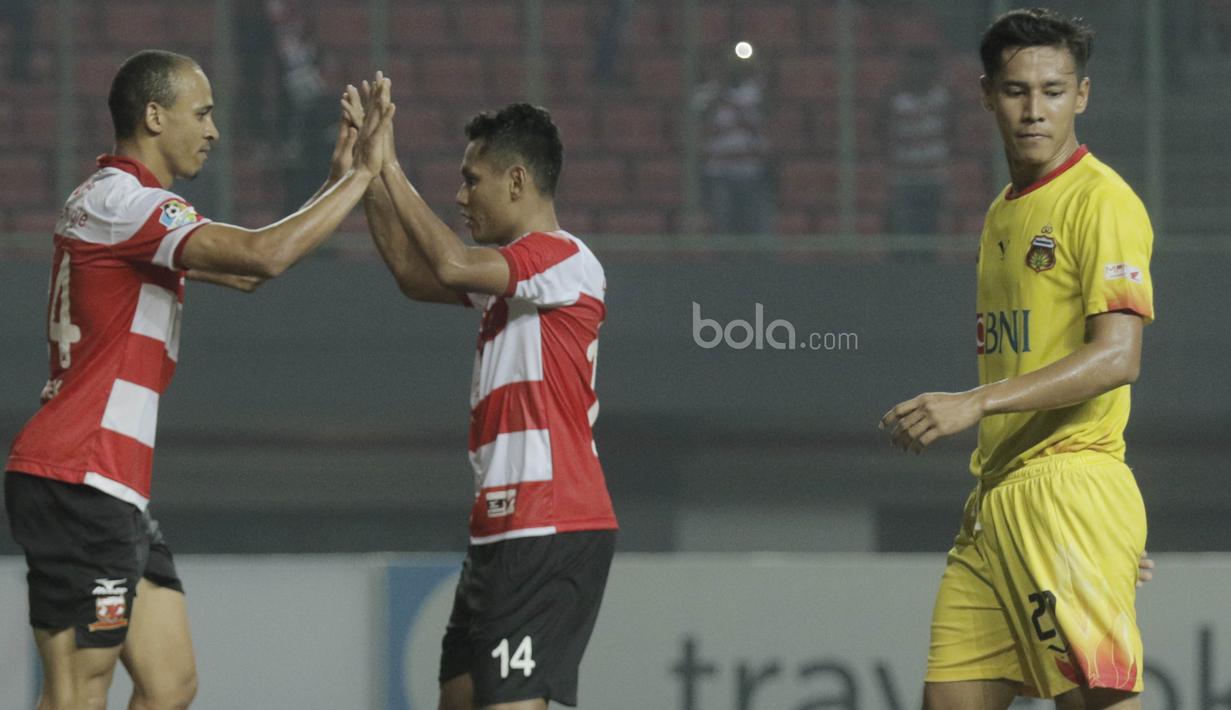 Striker Madura United, Odemwingie, melakukan selebrasi usai mencetak gol ke gawang Bhayangkara FC pada laga lanjutan liga 1 di Stadion Patriot, Bekasi, kamis (13/7/2017). Bhayangkara FC menang 2-1 atas Madura United. (Bola.com/M Iqbal Ichsan)
