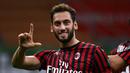 5. Hakan Calhanoglu - Gelandang asal Turki ini masih konsisten menunjukan performa apiknya bersama AC Milan di Serie A musim ini. Calhanoglu tercatat telah menorehan empat gol dan empat assists di Serie A dan Liga Europa. (AFP/Marco Bertorello)