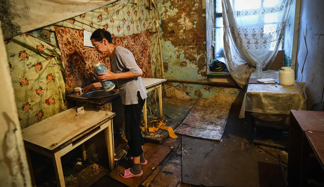 Seorang wanita memasak di dapur umum asrama untuk para pekerja pabrik tekstil Proletarka di Kota Tver, Rusia, 8 Agustus 2020. Pabrik Tver yang terkenal dibuat oleh raja kapas Morozov pada abad ke-19 kini tidak ada lagi. (Alexander NEMENOV/AFP)