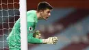 6. Nick Pope (Burnley). Kiper asal Inggris berusia 28 tahun ini telah membuat 6 kali clean sheets dalam 14 penampilannya selama 1260 menit. (AFP/Jan Kruger/Pool)