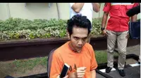 Foto Asworo saat diinterogasi di Mapolda Sumsel diposting oleh warganet di komentar facebook pelaku (Liputan6.com / ist-Nefri Inge)