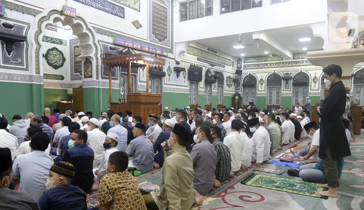 <p>Umat Muslim Sholat Tarawih di Masjid Agung Al-Azhar, Jakarta, Jumat (1/4/2022). Masjid Al-Azhar memulai Sholat Tarawih, Jumat malam (1/4), sesuai perhitungan wujudul hilal Majelis Tarjih dan Tajdid PP Muhammadiyah yang menetapkan awal Ramadhan 2 April 2022. (Liputan6.com/Helmi Fithriansyah)</p>