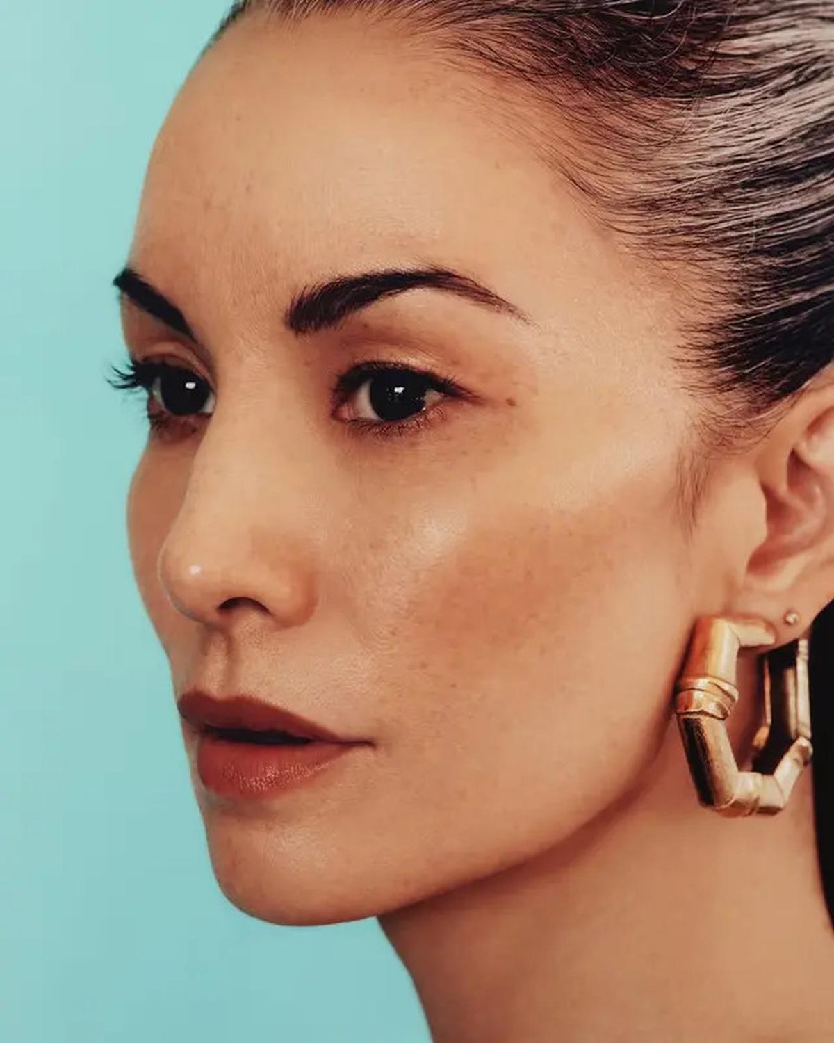 Tampilan Sleek Nadya Hutagalung di Majalah Vogue Filipina, Pamerkan Wajah Minim Kerutan di Usia 50 Tahun