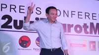 Basuki Tjahaja Purnama (Ahok) memberi salam dua jari jelang konferensi pers terkait hasil hitung cepat Pilkada DKI 2017 di Jakarta, Rabu (14/4). Ahok memberikan ucapan selamat kepada Anies-Sandi yang menang hasil hitung cepat. (Liputan6.com/Angga Yuniar)