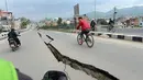 Penampakan jalan di Kathmandu yang rusak parah akibat gempa bumi yang menghantam Nepal, Minggu (26/4/2015). Gempa berkekuatan 7,8 Skala Richter dikabarkan telah menelan korban sekitar 2000 jiwa. (AFP Photo/Prakash Mathema)