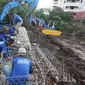 Dinas Tata Air DKI Jakarta melakukan peninggian tanggul beton tersebut untuk mengantisipasi meluapnya air sungai saat musim hujan dan memasang bronjong yang baru terpasang sekitar 10 meter, Kemang, Jakarta, Rabu (31/8). (Liputan6.com/Immanuel Antonius)