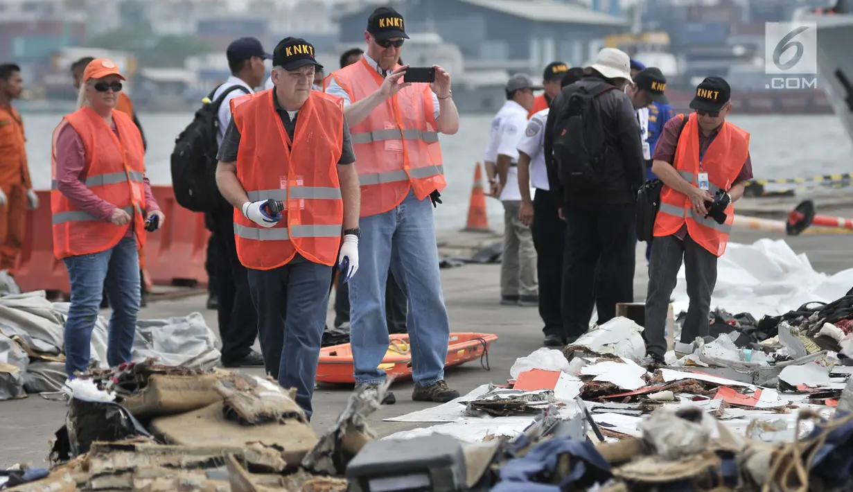Penyelidik dari KNKT Amerika Serikat memeriksa puing-puing pesawat Lion Air JT 610 PK-LQP di Pelabuhan JICT 2, Jakarta, Kamis (1/11). Tim investigasi dari Amerika Serikat dibawa untuk membantu penyelidikan. (Merdeka.com/ Iqbal S. Nugroho)
