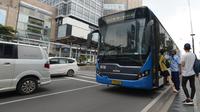 Penumpang turun dari  bus Transjakarta tujuan Kota-Blok M di Halte Pullman, Jakarta,Sabtu (10/10/2020). Moda transportasi umum Transjakarta tetap beroperasi normal, tapi untuk menurunkan penumpang tidak di lajur Bus Transjakarta karena Halte Utama Transjakarta di rusak. (merdeka.com/Imam Buhori)