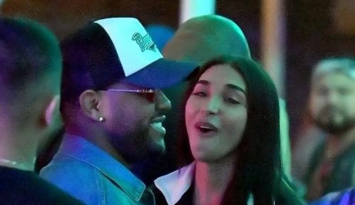 Dilansir dari E! News, The Weeknd sudah dekat dengan Chantel sebelum ia jadian dengan Bella Hadid dan Selena Gomez. (TMZ)