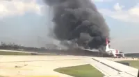 Foto pesawat meledak dan terbakar di Bandara Internasional Fort Lauderdale-Hollywood, Florida, AS. (Reuters)