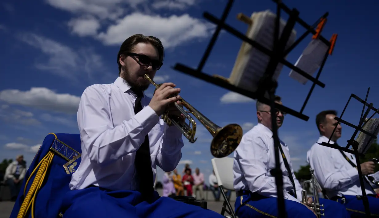 <p>Seorang musisi memainkan alat musik selama perayaan Hari Kiev di pusat kota Kiev, Ukraina, Minggu (29/5/2022). Ibu kota Ukraina merayakan ulang tahun pendiriannya setiap Minggu terakhir bulan Mei. Kiev merayakan peringatan 1540 tahun pendiriannya, di mana tahun ini dirayakan di bawah darurat militer. (AP Photo/Natacha Pisarenko)</p>
