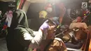 Sejumlah korban dalam demonstrasi berujung ricuh mendapat perawatan medis di salah satu bangunan di kawasan Pejompongan, Jakarta, Rabu (25/9/2019). Sebelumnya, ribuan pelajar yang melangsungkan demonstrasi di Gedung DPR terlibat bentrok dengan polisi. (Liputan6.com/Helmi Fithriansyah)
