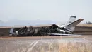 Kondisi pesawat jet yang terbakar sesaat setelah gagal lepas landas di Bandara Oroville, California, Rabu (21/8/2019). Petugas pemadam kebakaran dengan cepat memadamkan api di rumput yang bisa saja menjalar dan meluas. (California Highway Patrol via AP)
