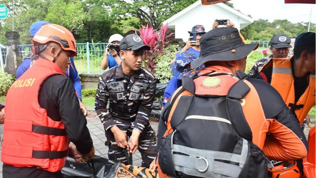 FOTO: Lanal Denpasar Evakuasi Korban Banjir Waduk Muara Nusa Dua, Lima Warga Tewas