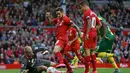 Kiper Norwich berusaha menahan serangan pemain Liverpool dalam laga Liga Premier Inggris di Stadion Anfield, Liverpool, Minggu (20/9/2015). (Action Images via Reuters/Alex Morton)