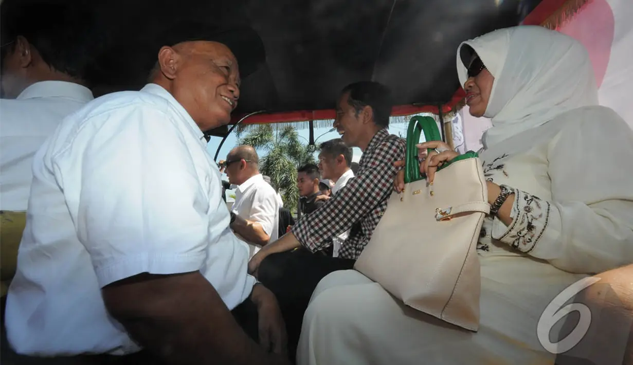 Jokowi naik andong ditemani ibu kandungnya saat blusukan ke Malioboro dan Pasar Beringharjo di Yogayakrta, Senin (2/6/2014) (Liputan6.com/Herman Zakharia).