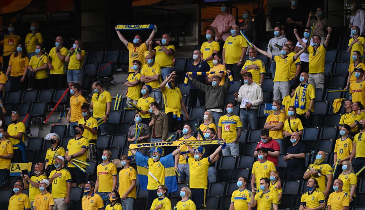 Suporter berdiri di tribun sebelum pertandingan persahabatan jelang Euro 2020 antara Swedia dan Armenia di Solna, Swedia, Sabtu (5/6/2021). Swedia menang 3-1. (Jonathan NACKSTRAND/AFP)
