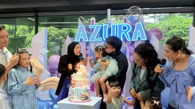 Ashanty bergaya kasual saat Azura ke-2 dengan gaya kasual. [@ashanty_ash]