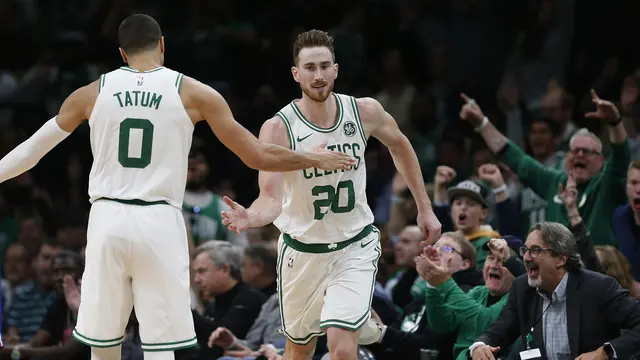 Jayson Tatum melakukan selebrasi dengan Gordon Hayward saat Celtics mengalahkan Sixers pada laga perdana NBA 2018-2019 (AP)