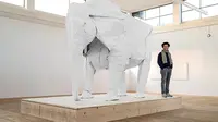 Sipho Mabonna, seniman asal Swiss membuat seni origami berbentuk gajah dari selembar kertas. (Foto: Odditycentral.com)