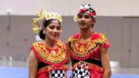 Dua penari tradisional Soya-Soya dari Tidore Kepulauan tampil pada pembukaan National Day Indonesia International Expo 2020 di Dubai, UEA.