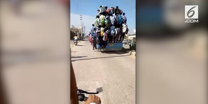 VIDEO: Demi Ujian, Mahasiswa Bertaruh Nyawa Gelantungan di Bus