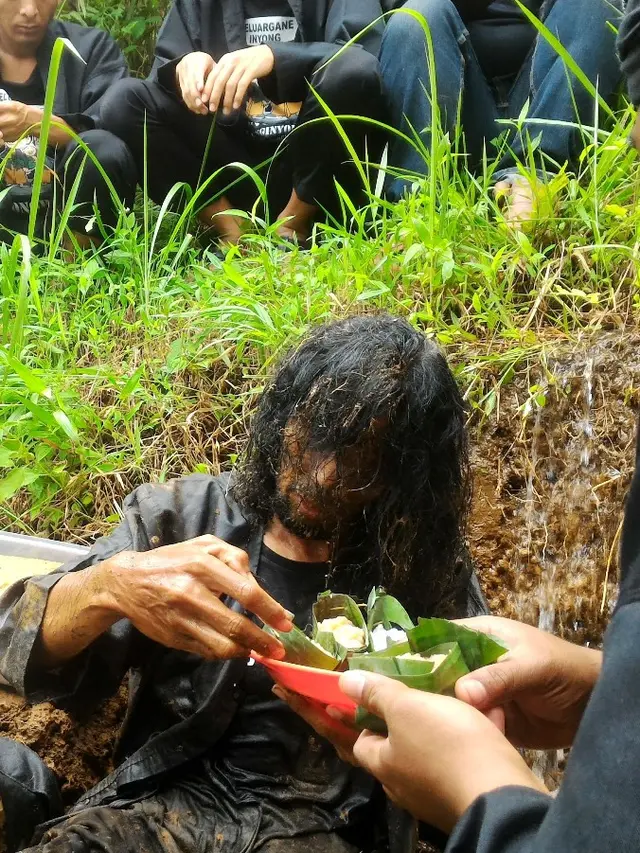 Seniman memrotes keruhnya sungai akibat dampak aktivitas proyek PLTP Baturraden. (Foto: Liputan6.com/Muhamad Ridlo)