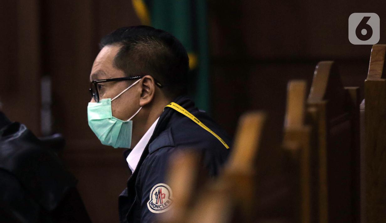 Terdakwa kasus dugaan suap penghapusan red notice atas nama Djoko S Tjandra, Brigjen (Pol) Prasetijo Utomo saat menjalani sidang lanjutan di Pengadilan Tipikor Jakarta, Senin (7/12/2020). Sidang menyimak keterangan saksi-saksi. (Liputan6.comHelmi Fithriansyah)