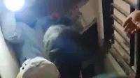 Detik-detik Warga Evakuasi  Anak dari Reruntuhan Gempa di Manggarai