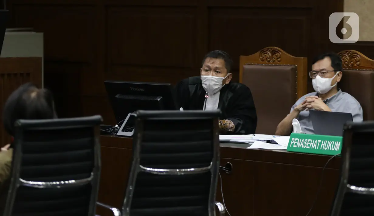 Terdakwa dugaan korupsi PT Asabri, Benny Tjokrosaputro (kanan) saat mengikuti sidang lanjutan di Pengadilan Negeri Jakarta Pusat, Selasa (11/1/2022). Sidang terdakwa dugaan korupsi PT Asabri tersebut beragendakan mendengar keterangan saksi. (Liputan6.com/Helmi Fithriansyah)