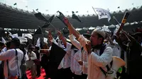 Jamaah Islam Hizbut Tahrir Indonesia (HTI) mengumandangkan yel-yel saat Rapat dan Pawai Akbar (RPA) 2015 bertema "Bersama Umat Tegakkan Khilafah" di Stadion Gelora Bung Karno, Jakarta, Sabtu (30/5). (Liputan6.com/Yoppy Renato)