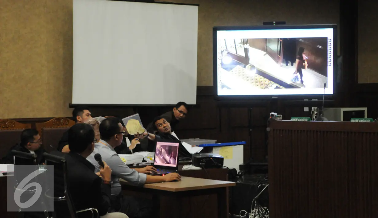 Tim ahli digital forensik membedah rekaman CCTV saat sidang lanjutan kasus kopi maut di PN Jakarta Pusat, Rabu (10/8). Rekaman tersebut memperlihatkan sebelum dan sesudah kejadian di Cafe Olivier. (Liputan6.com/Helmi Afandi)