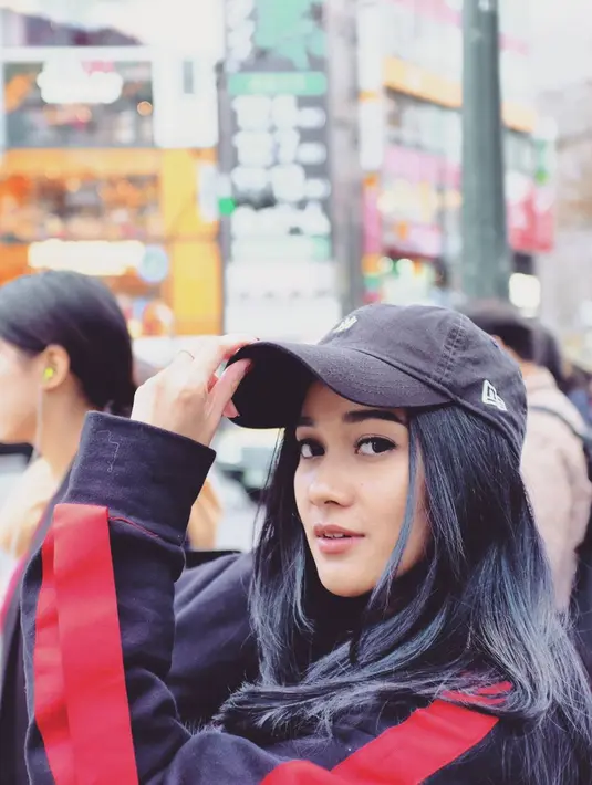 Aktris cantik yang punya senyum khas ini juga kerap tampil sporty. Ini misalnya, rambutnya yang hitam lebat ditutupinya dengan topi agar tak terkena panasnya matahari. (Instagram/naymirdad)