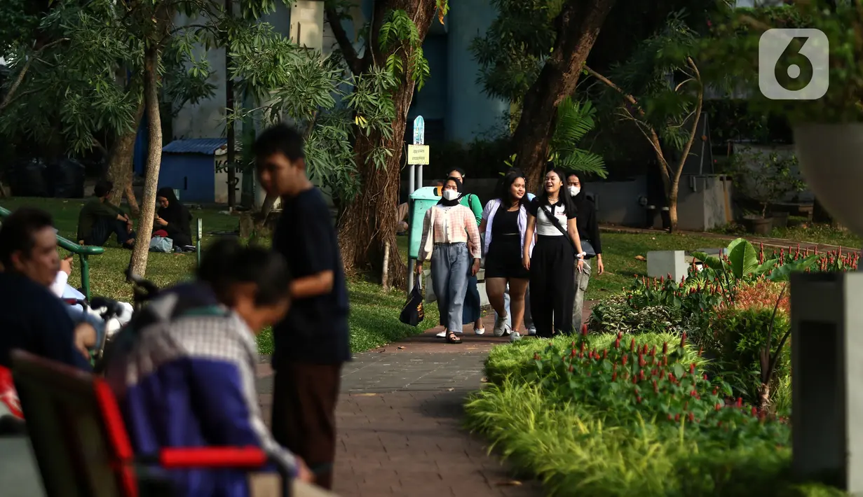 Warga bermain di Taman Situ Lembang, Menteng, Jakarta, Rabu (26/7/2023). (Liputan6.com/Angga Yuniar)