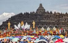 FOTO: Ribuan Umat Buddha Hadiri Puncak  Perayaan Waisak di Candi Borobudur
