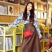 Bukan hal yang mudah memang untuk menekuni dua bidang seperti yang dilakuan Suzy Miss A ini, bernyanyi dan berakting. Begini lah awal debut Suzy dalam merintis kariernya bersama Miss A. (Instagram/skuukzky)