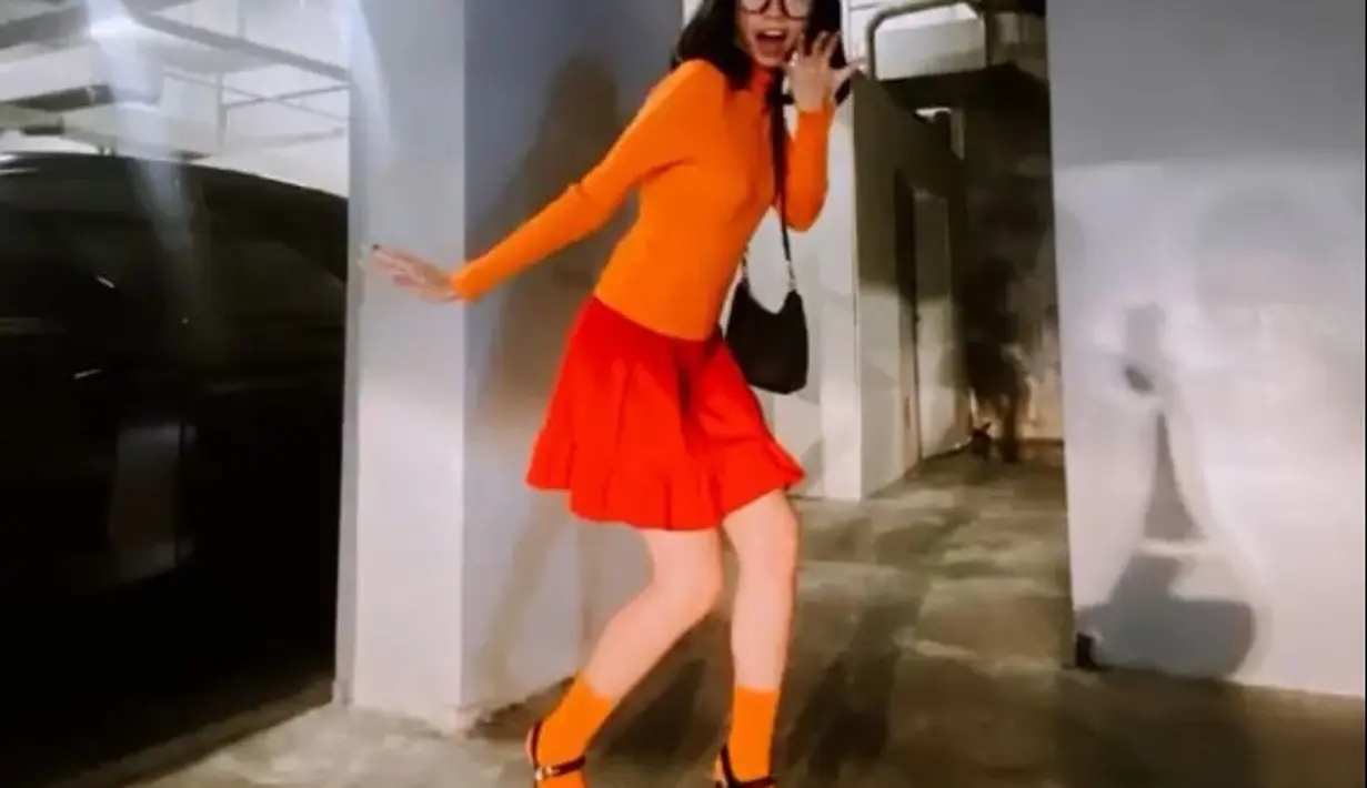 Di momen halloween lainnya, Yuki Kato menjelma jadi Jinkies Scooby Doo.