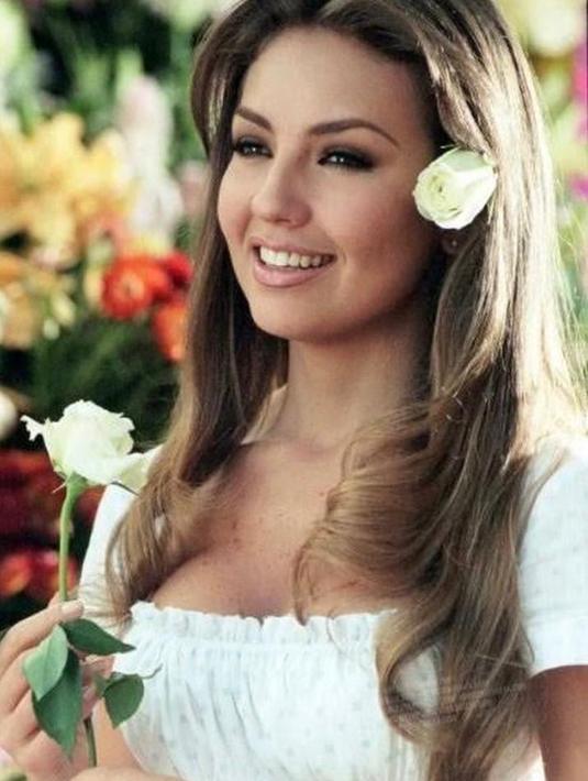 Masih ingat dengan telenovela 90-an yang bertajuk Rosalinda? Diperankan oleh Thalia, Rosalinda memang menjadi salah satu tontonan yang paling populer pada masanya (Instagram/tasyafarasya).