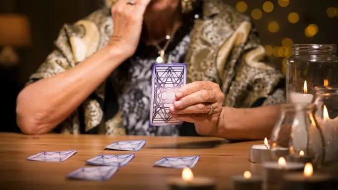 [Bintang]  Tarot Hari Ini: Dengarkan Intuisimu!