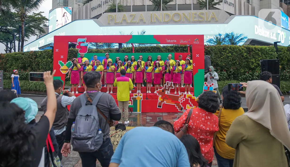 Warga menyaksikan grup vokal bernyanyi dalam acara Christmas Carol di Kawasan Bundaran HI, Jakarta, Kamis (22/12/2022). Pemerintah provinsi (Pemprov) DKI Jakarta kembali mengadakan Christmas Carol untuk merayakan Natal di Ibu Kota. Pagelaran ini diadakan mulai Rabu (21/12) hingga Jumat (23/12) dari pukul 15.30-17.30 WIB yang diselenggarakan di tiga titik, seperti Terowongan Kendal, kawasan Bundaran HI, dan Kota Tua. (Liputan6.com/Faizal Fanani)