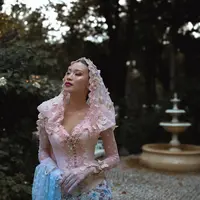 Dalam balutan kebaya rancangan @eddybetty, Patricia tampil bagaikan dewi dalam dongeng modern. [@patriciagouw].