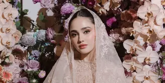 Lakukan pengajian, Syifa Hadju tampil begitu memukau dalam abaya brokat bernuansa pastel. Siluet sedrhana dipermasin dengan bordir yang memikat. [Foto: Instagram/ Syifa Hadju]