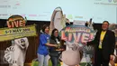 CEO 7Kings Entertainment Aldo Menayang (kiri) berpose usai konferensi pers Madagascar Live di SCTV Tower, Jakarta, Kamis (14/4).  Teatrikal Musikal Madagascar akan berlangsung pada 5-7 Mei 2016 di ICE BSD City-Serpong. (Liputan6.com/Herman Zakharia)