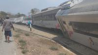 Kereta Argo Semeru mengalami anjlok di depan Stasiun Kalimenur lama, di kawasan Sukoreno, Kecamatan Sentolo, Kabupaten Kulon Progo, Daerah Istimewa Yogyakarta, Selasa (17/10/2023). (Liputan6.com/ Dok Ist @fajardian)